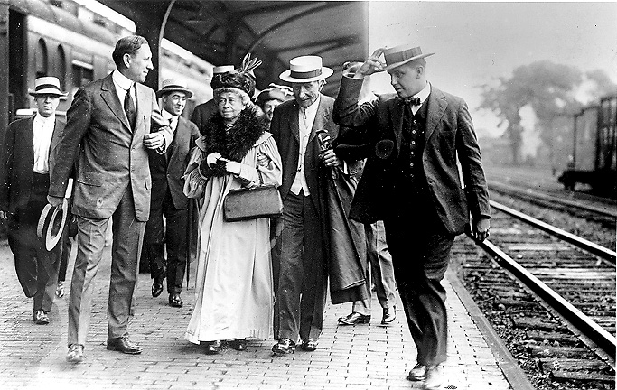 Description: I:\_Backup\2011-07-11\Photos-Original-Before-Compression-DONT_DELETE\Rockefeller\JD Rockefeller I\Laura Spellman Rockefeller John and family members departing train in Cleveland, Ohio.jpg