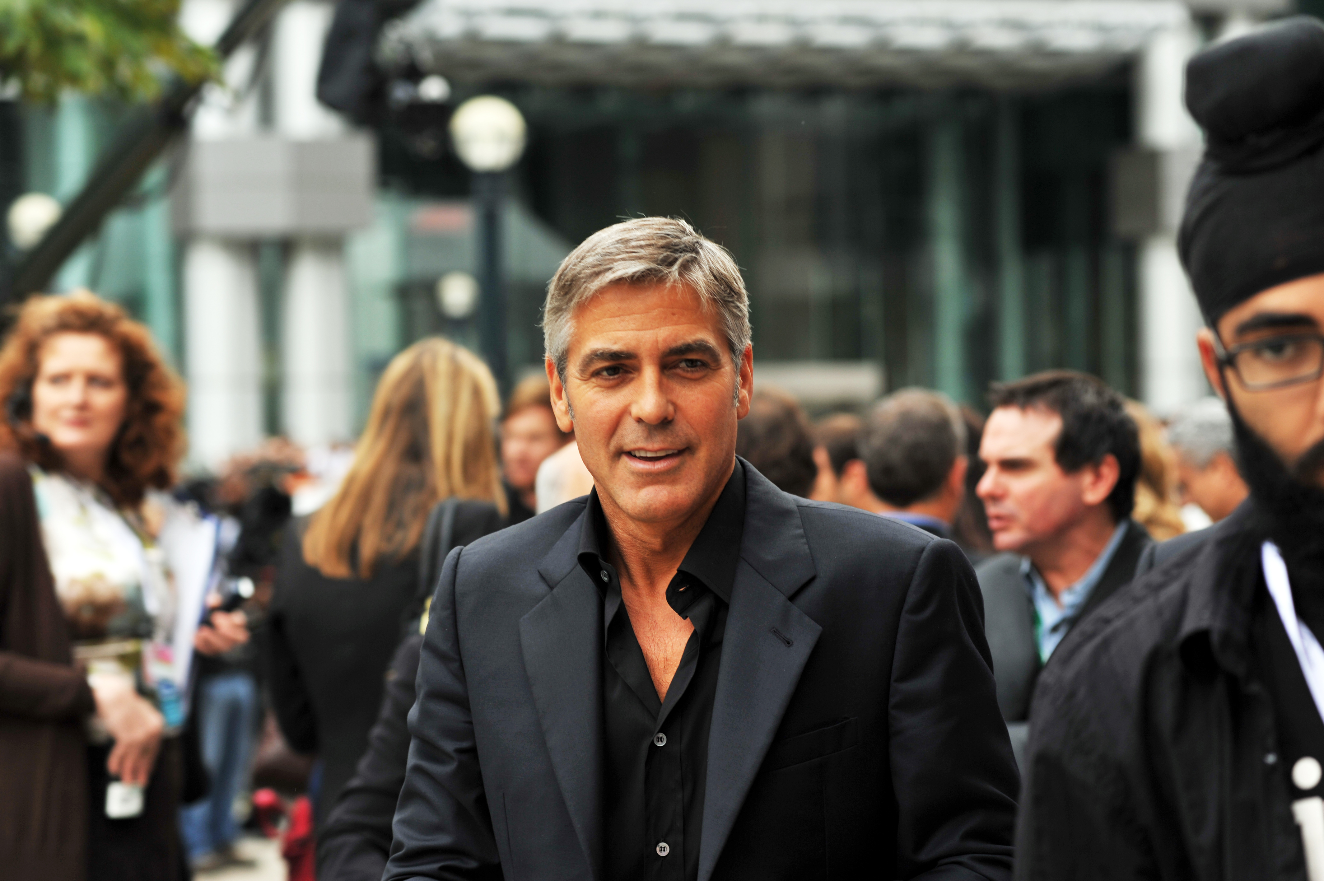 Description: Description: Description: http://upload.wikimedia.org/wikipedia/commons/0/04/George_Clooney-4_The_Men_Who_Stare_at_Goats_TIFF09.jpg